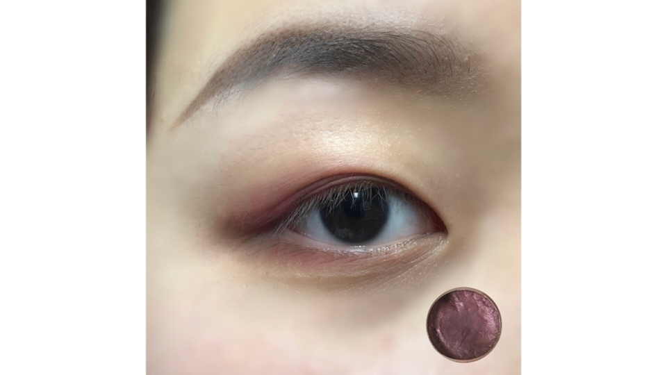 전 단계의 섀도우 컬러보다 밝지않은 취향에 맞는 컬러로 포인트를줍니다 눈꼬리에 집중하여 칠해주세요 (눈두덩이 뒤부분에 칠하고 앞으로 살살 풀어주세요)
언더는 3분의 2지점까지 칠해주세요 
<사용한제품>
섀도우-에뛰드 취해버린 와인 단풍