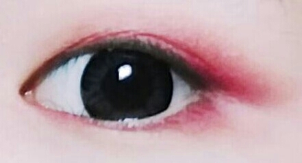 그리고 알싸한와인버건디를 눈두덩이뒷쪽과 삼각존 애굣살점막부근에 발라시고 삼각존과 애굣살부분을 연결한다는느낌으로 얇게 칠해주세요!(그래도모르시겠다면 댓글로!😄)