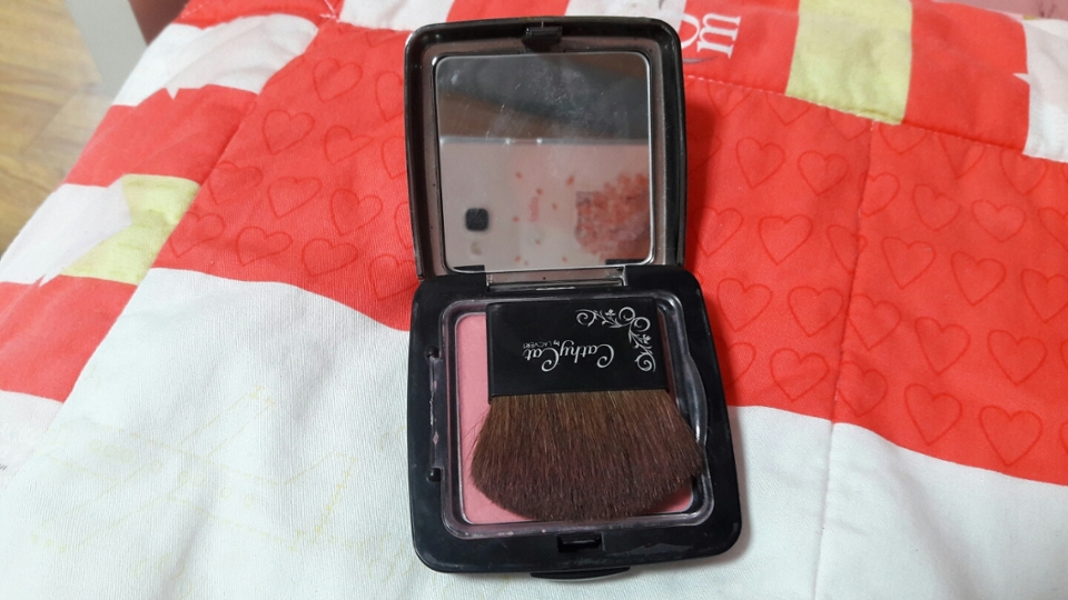 열어보면 이렇게 전용 브러쉬와 캡, 본품이 있어요-