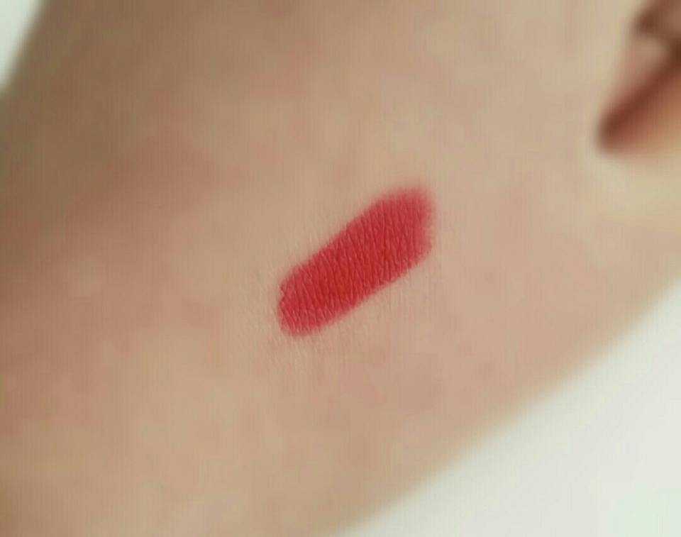 손등 발색입니다 한 번 그었는데 되게 발색이 잘 나오더라고요❤