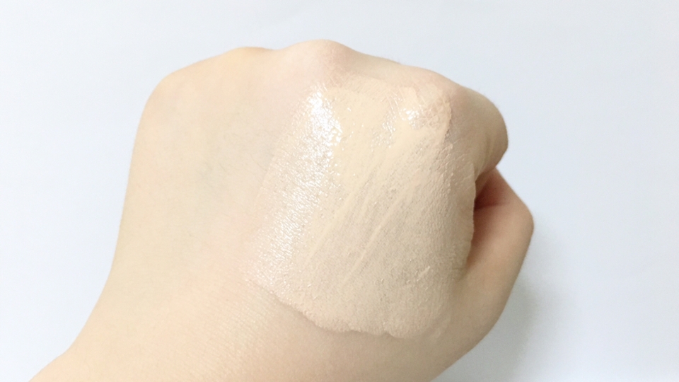 이렇게 손끝으로 슥샥슥샥 발라보면 어느순간 피부에 챡 달라붙어 픽싱이 되어있어요!
바를땐 촉촉하면서도 얇게발려서 몰랐는데 바르고 나니 내 피부마냥 딱 붙더라구요. 요 점이 제일 신기했어요ㅎ