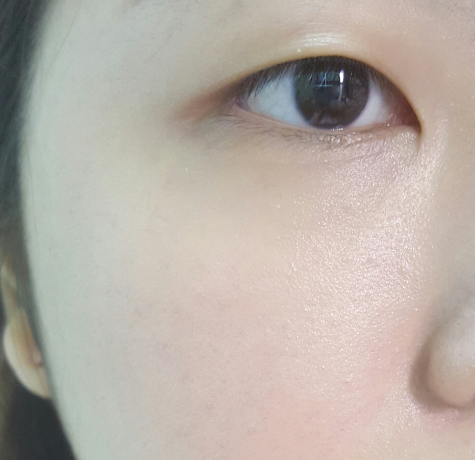 이제 대망의 볼따구 발색을 해봅시당 파데만 발라준 얼굴이에요
