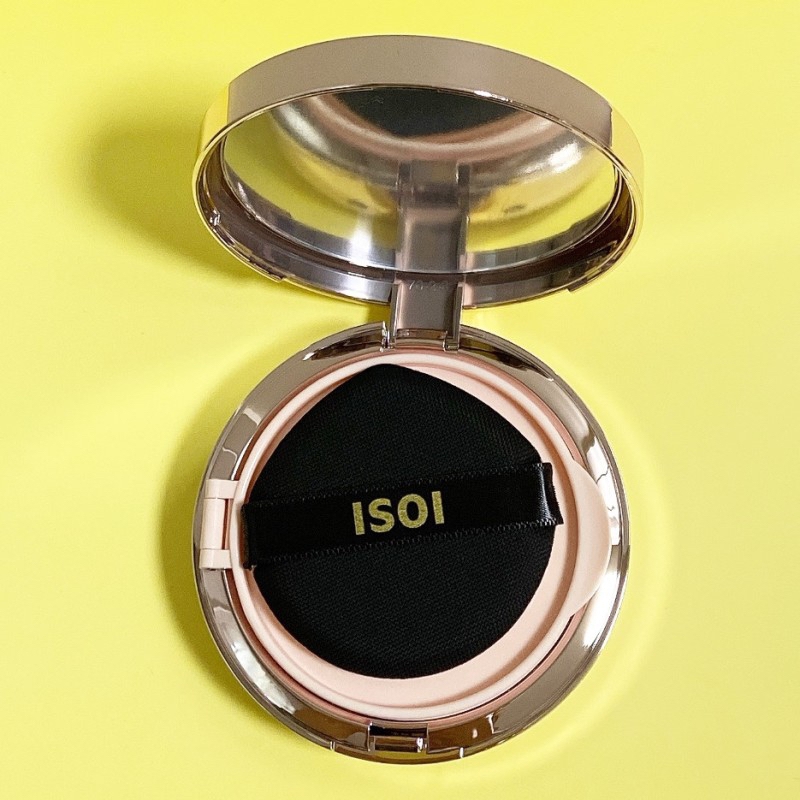 제품의 내부 모습입니다. 내장 거울이 있어 외출 시 수정 화장이 용이한 구조의 내부예요.