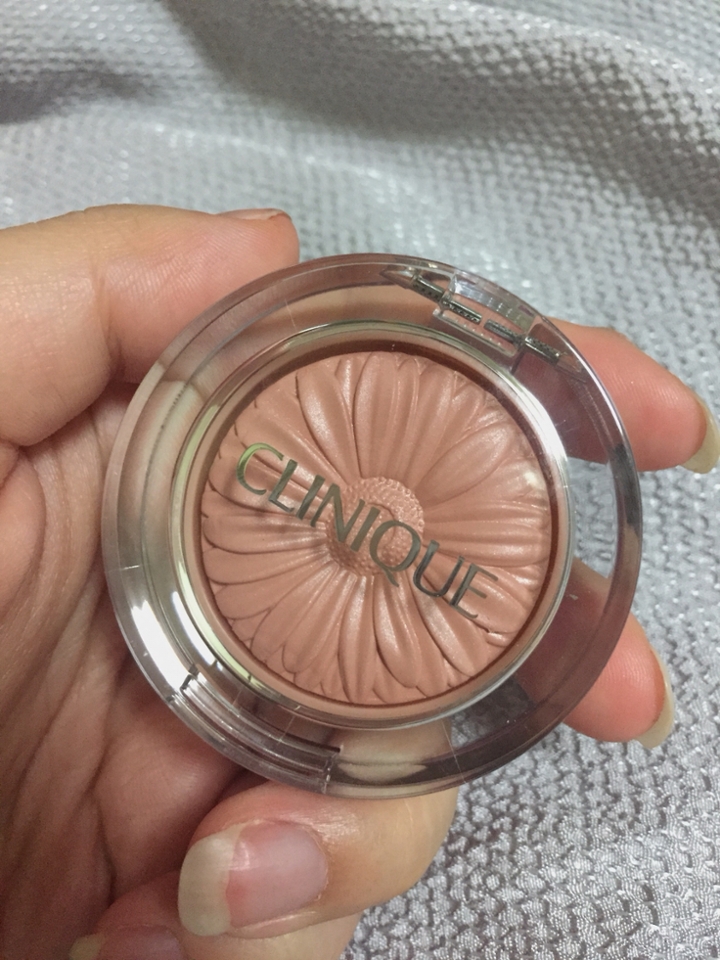 블러셔에 예쁜 국화꽃 모양이 새겨져 있어요! 
제형은 단단한 제형의 파우더 타입 블러셔에요 제품의 컬러는 외관상으로 보기엔 굉장히 누디한 컬러에요!