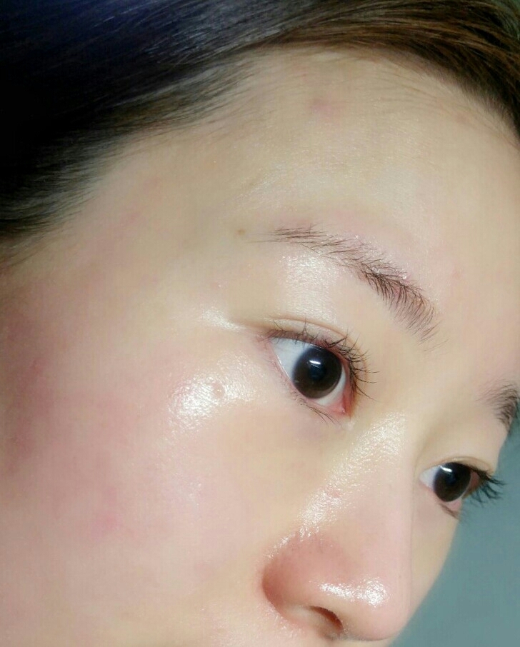 저는 요즘 기초 이것 저것 챙겨바르기 귀찮은 날에는 닦토 후에 이 앰플 바르구 수분크림발라줍니당
그래도 당기는 느낌없이 촉촉해요!