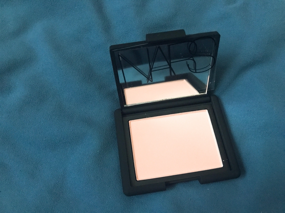 색을 보면 흰끼가 낭낭하게 깔려 있어요!

딱 봤을때 웜 쿨 상관없이 다 잘 어울릴꺼 같아요!


