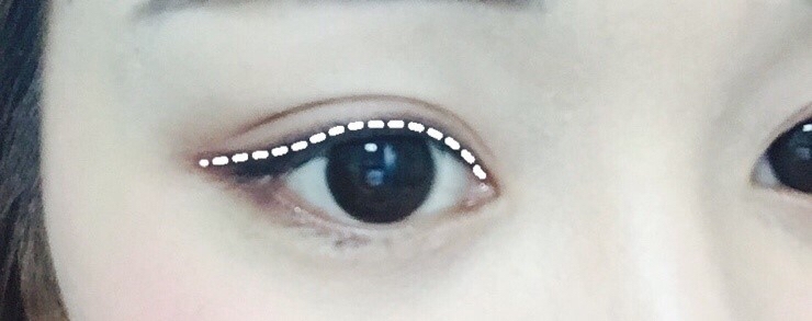 #아이라이너 & 마스카라

뷰러로 속눈썹을 올려주신뒤에! 
아이라인을 두껍지않게
점막만 채워주시고
꼬리도 살짝만 빼주세요! 
그런다음 볼륨마스카라로 
눈매를 좀더 또렷하게 마무리해주시면 됩니다!

