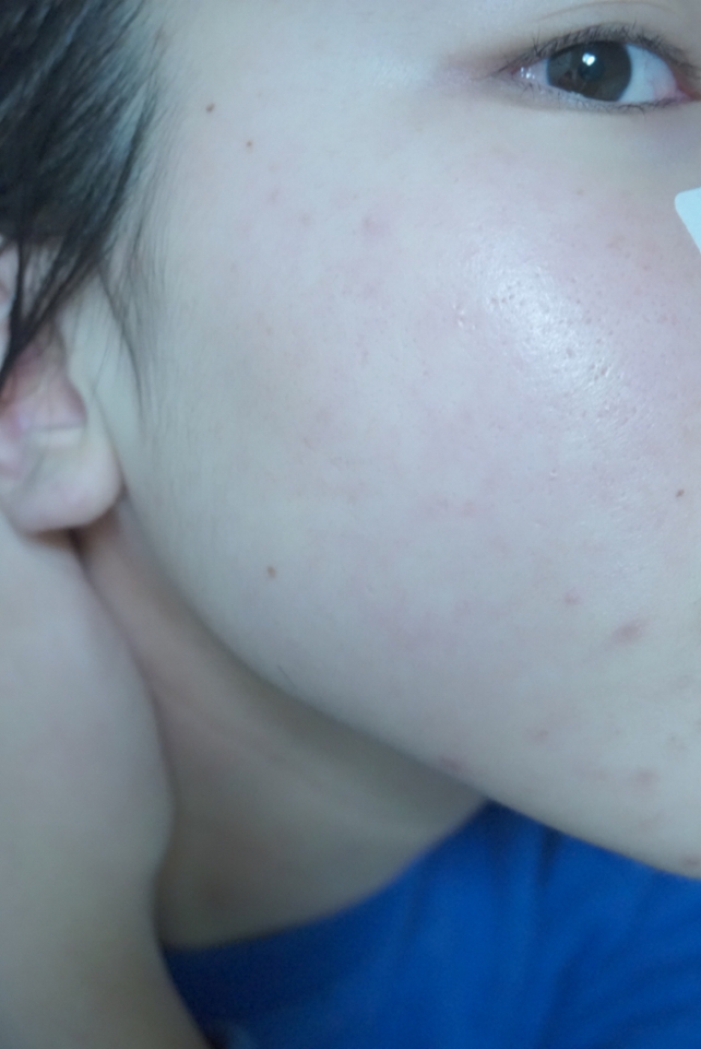 제피부는 약간 홍조가 있어서 생얼으로 다니기 힘들어요!!!
그럼 톤업 크림을 살짝 발라보겠습니다