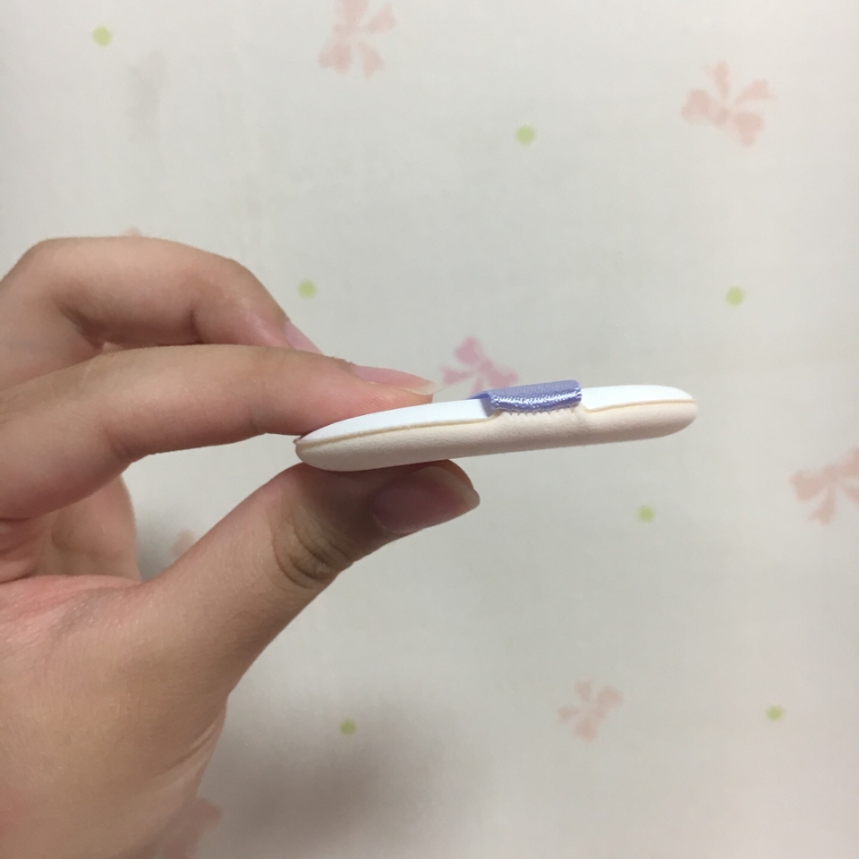 쿠션은 힘있고 도톰했어요~