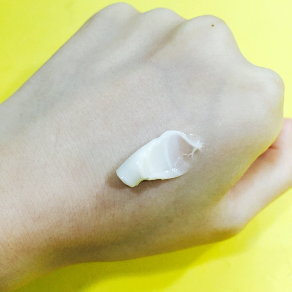 꾸덕한 제형으로 많이 뻑뻑하지는 않았어요.