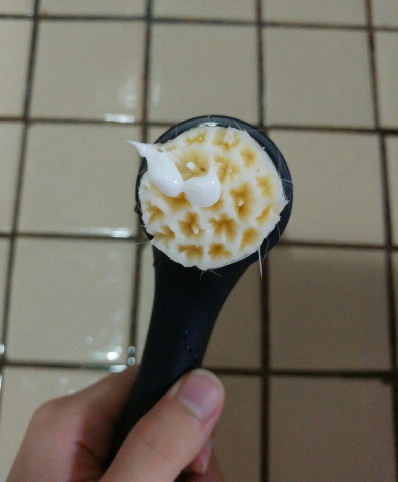 극세사모 브러쉬 에 물을 묻힌후 클렌징폼을 조금 짠후 얼굴에 문질하면 거품이 진짜 잘 나서 자극없이 얼굴을 닦을수 있어요♡