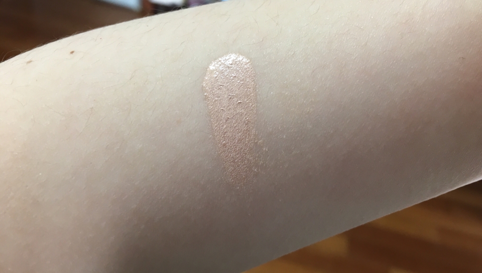 되게 밝아요!

1달동안 써본결과 무너질때는 진짜 안예뻐요! ㅜ 그래두 촉촉하고 커버력은 짱입니다💓