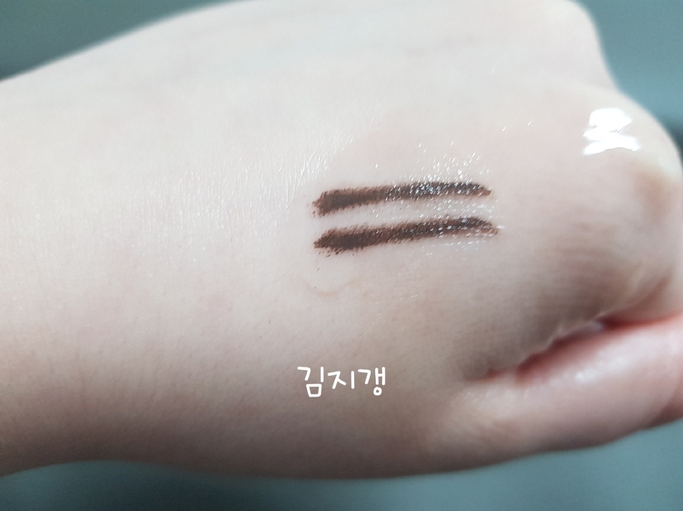 이번엔 오일을 손등에 부어줬어요~