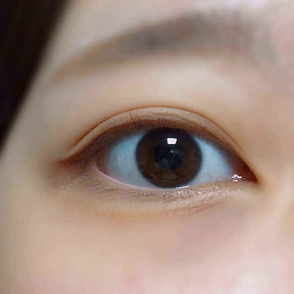 사진이 이상하게나왔지만 꾸안꾸 메이크업으로 정말 딱이에요 섀도우로 아이라인 가이드를 그리니 적당히 뚜렷하게 보이면서 남이 보면 '쟤 뭐지 점막 채운거 같지 않지만 눈이 커 보이잖아?!?!'라는 생각이 들게 해줄거 같은 느낌이에요ㅎㅎ
