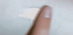 제형은 촉촉한 제형이 아닌 매트한 제형이라 조금 꾸덕해 보였었는데 

생각보다 부드럽게 발리고 피부에 쫙 밀착이 되어서 펴발라지는 느낌이였어요! 마무리 느낌은 보송보송해요!




