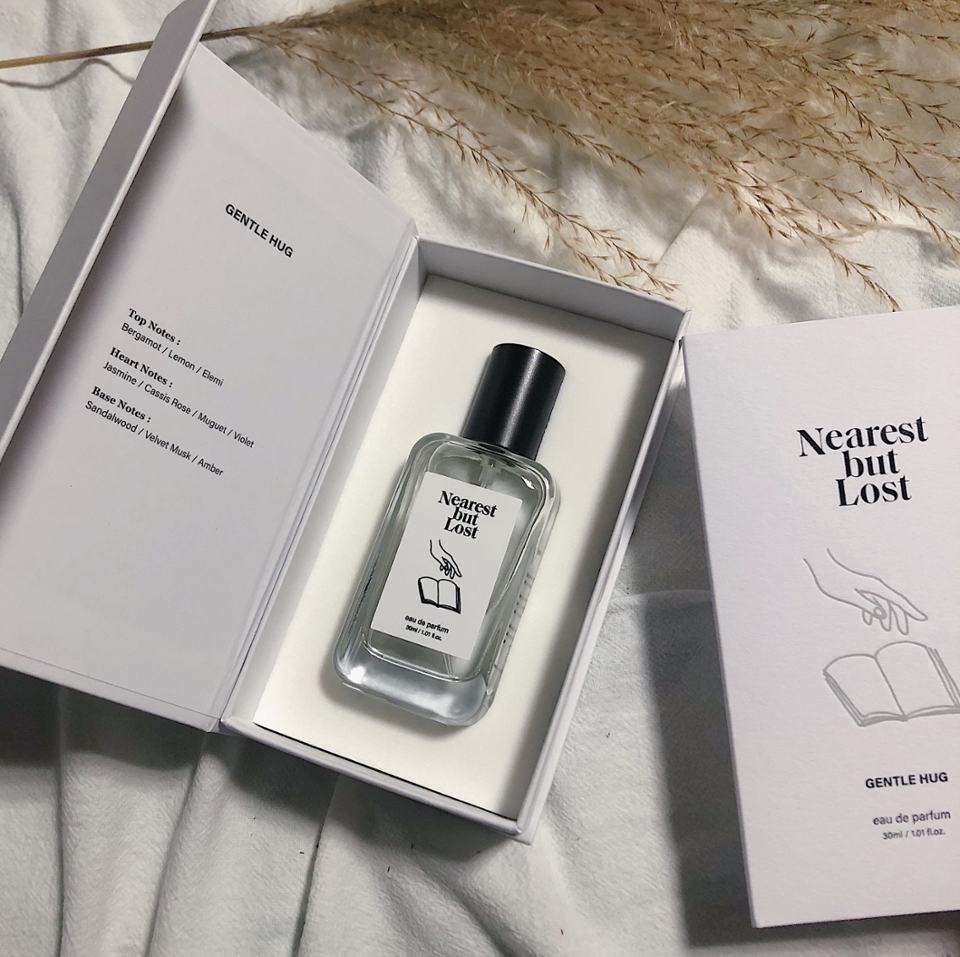 패키지 정말 예쁘지 않나요?!ㅜㅜ🎁

비닐을 벗겨내면 종이포장과 케이스로 2중 포장이 되어있고,
케이스 안에는 향수가 스티로폼같은 스펀지로 보호되어 있어요!

케이스는 자석으로 여닫을 수 있고, 안쪽 면에 향수 노트가 적혀있어서 패키지가 정말 섬세하다고 느껴졌어요!