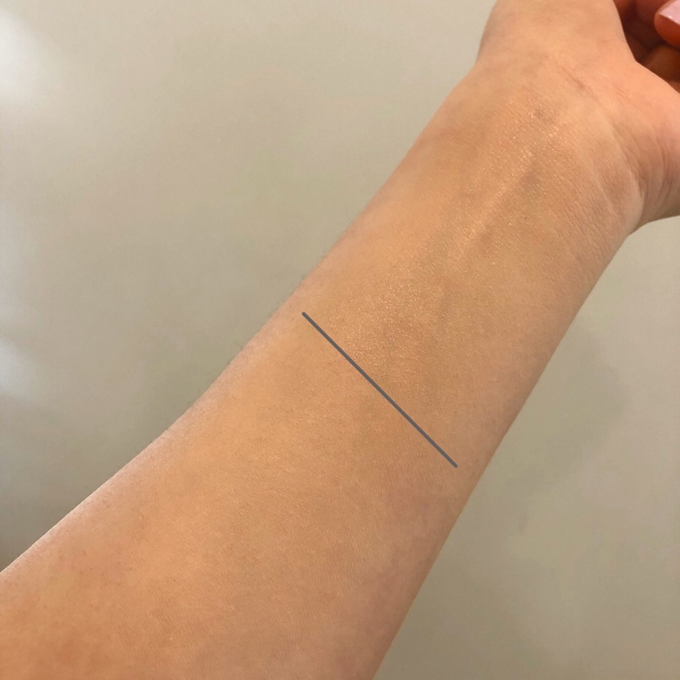 왼쪽 - 미샤 초보양 17호
오른쪽 - 미샤M 퍼펙트비비 RX 23호
 분명 펌핑을 했을때는 색상이 확연히 차이가 났는데 발라보니 많이 다르지 않았어요!!
그만큼 23호가 누렇고 어둡게만 톤다운시키는게 아니라
피부 본연 색상에 잘맞게 어울린다는거죠!!!
미샤 짱❤️

초보양 보다 커버력은 더 좋아졌고,
들뜨거나 뭉치는 현상없이 부드럽게 발리며 더 촉촉하해 진것 같았습니다~