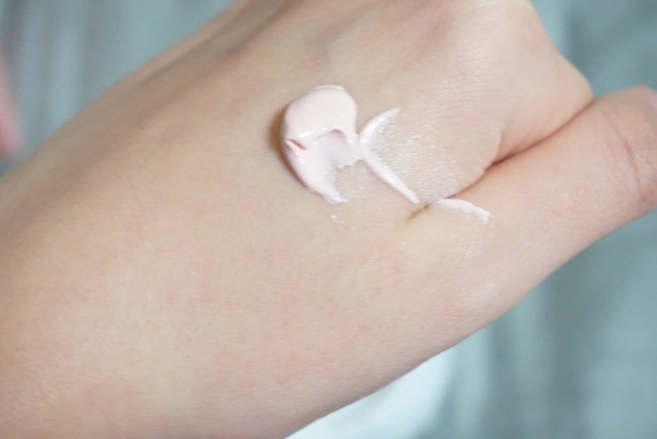 텍스쳐 자체는 굉장히 부드럽고 수분크림 같더라두요^^
톤업크림은 바르면 건조한 경우도 많은데 이 제품은 촉촉하더라구요