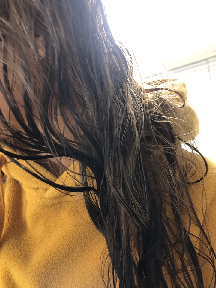 아무튼 그랬는데 이렇게 염색후 머리를 감은 상태를 보니 1년 넘게 밝은 머리였다가 톤다운된 머리를 딱 보는데 너무 예뻐서 앞으로 탈색 하지 말까 잠깐 고민함.ㅋㅋㅋㅋㅋ

왜 때문에 얼굴 더 밝아보이고 이목구비 더 또렷해보이는 느낌이죠?