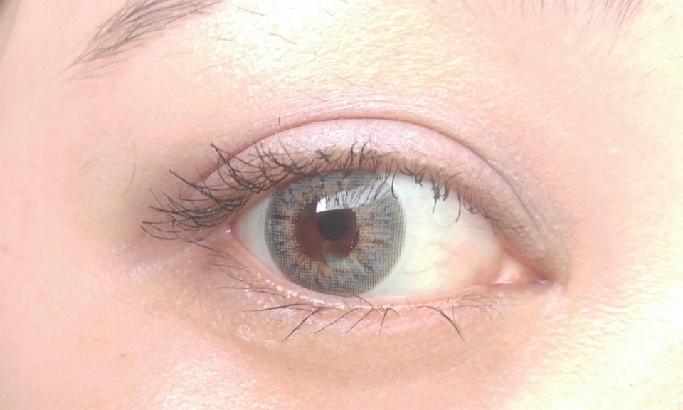 조금더 멀리하면 이정도 !
메이크업 제품들이랑 다시 리뷰할께요 !

카리브를 이을 저의 인생템이 될것같은느낌적인느낌 ㅋㅋㅋ
동공이 커보여서 눈이 더 커보이는듯해요 ㅋㅋㅋ훌라도 없고 짱좋았습니다!
