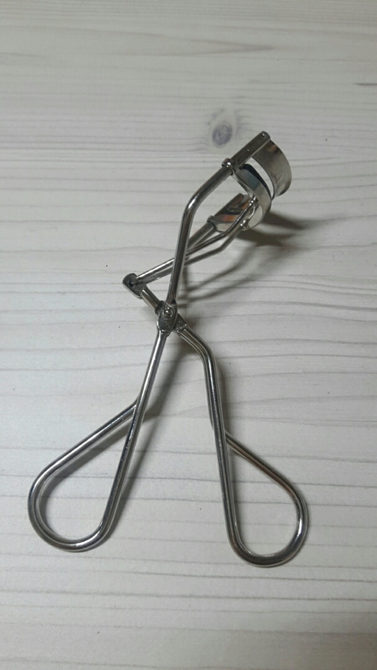 저는 눈이 옆으로 길고 납작한 눈이여서 시세이도 뷰러가 잘 맞아요!! 뷰러를 잘 찝으려면 우선 자신의 눈에 맞는 뷰러를 찾아서 사용하는게 제일 큰 요소입니다!