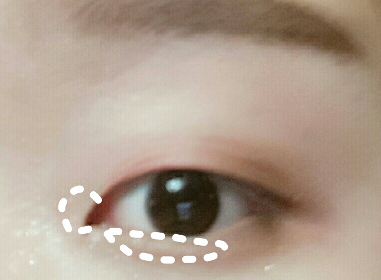 아무 펄섀도우로 눈 앞머리와 언더 앞쪽에 쳐발해줘요! 너무 많이, 너무 밑에까지 바르면 다메다메