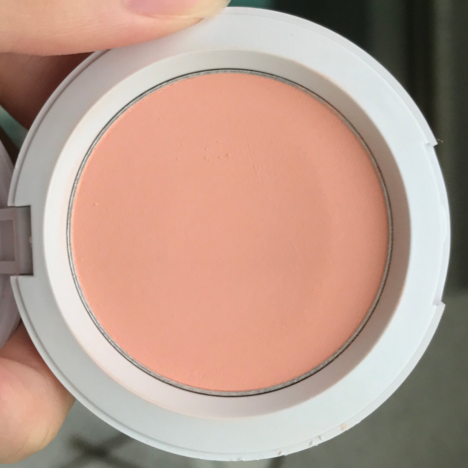 제가 좀 쓰고 리뷰를 쓰는거라서 좀 파여있어요.... 원래는 써보기 전에 찍고 써보는건데 블러셔 샀다고 신나서...