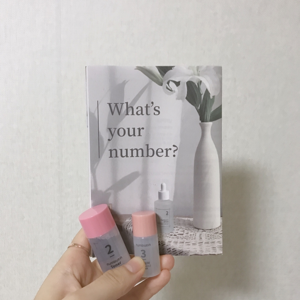 이 제품은 SK-투 라는 유명한 그 제품의 세럼과 거의 비슷하다고 많은 분들이 후기를 남겨주셔서 저도 한번 겟 했습니다.

일단 저는 3종 세트를 구매하려다가 안맞을 수도 있어서 세럼 하나만 구매를 해봤어요.

배송이 오면 세럼 3번 키트와 토너 2번 키트가 같이와요!

그리고 넘버즈인의 제품이 뭐가 있는지 어떻게 만들었는지 등등 저 종이에 다 쓰여져 있답니다.

그래서 일단 키트를 써보시고 나서 안맞는것 같다? 
그러면 다시 무료로 반품을 해준다고 해요.

그래서 이 점도 좋은 것 같아용 !
