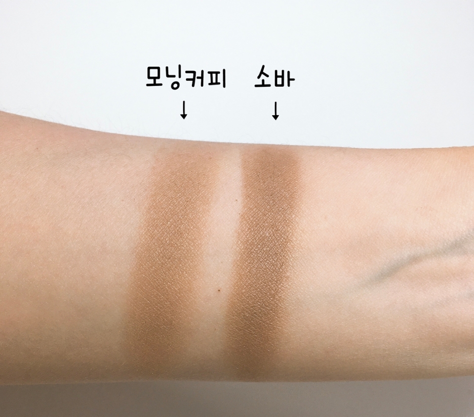 제각각 발색이 선명하고, 밀착력도 좋은 편이었어요!
사용하기 전에 그냥 2개의 섀도를 놓고보면, 웜한 브라운 음영 컬러로 둘 이 엄청 비슷하게 보였거든요??
근데 손목 발색해보니까 컬러의 차이가 확연하게 띄더라구요 ㅎㅎ

* 모닝커피 < 소바 (소바가 좀 더 진한 브라운)
