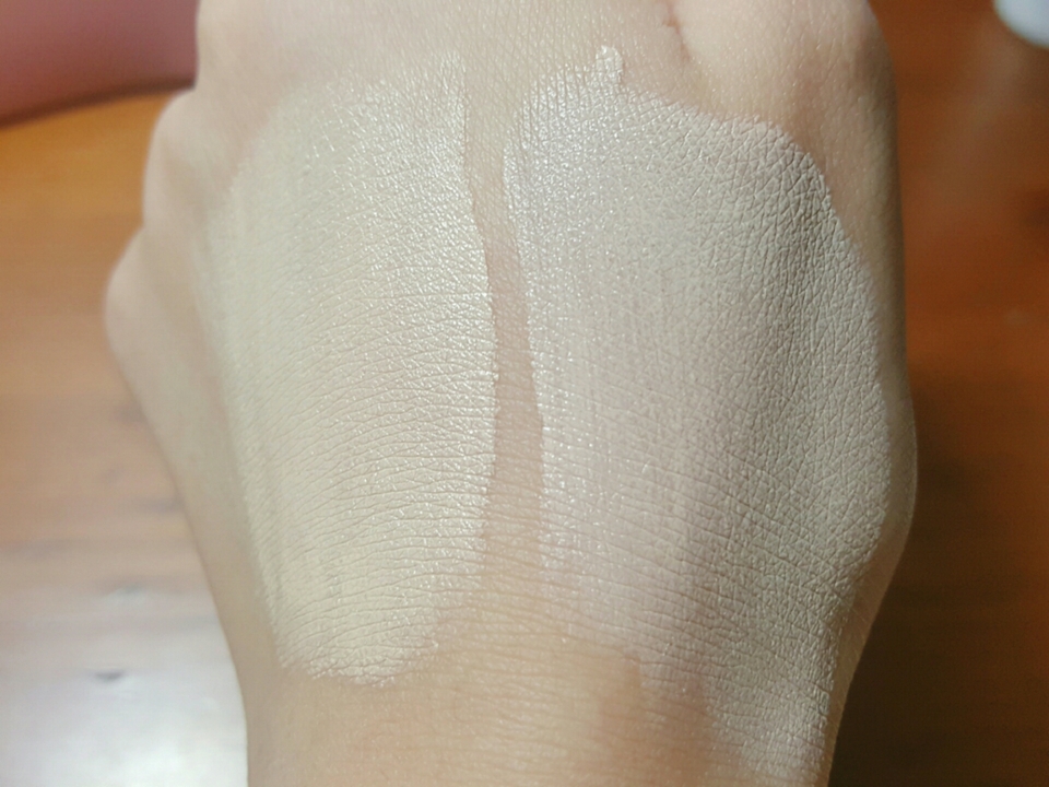 오른쪽이 브들파데 왼쪽이 제가가지고있는 다른파데에요
확실히 왼쪽이 노란끼가있는거 보이시죠?
브들파데가 핑크베이스여서 그런가 이거바른날에는 
친구들이 피부표현 예쁘다고 그러더라구요!
커버력좀없으면 어때요 우리에겐 컨실러가 있잖아요😏