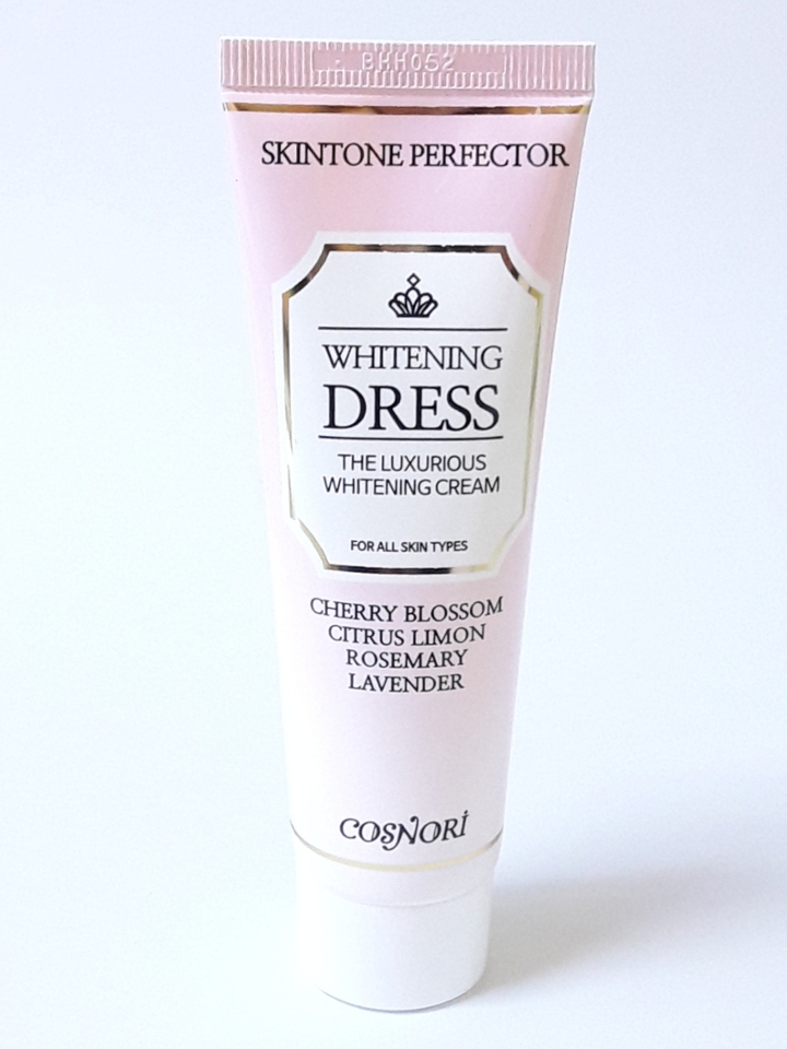 외관이에요 그냥 딱 보면 벚꽃이 생각나요(벚꽃수가 함유되어있대요!!) 저기 보면 "FOR ALL SKIN TYPES" 라고 써져있는데 민감성도 성분이 괜찮아서 사용가능할것 같아요! 근데 저는 복합성이라 잘 모르겠어요 ㅠㅡㅠ