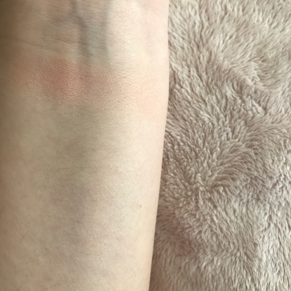 팔목 발색입니당 진짜 넘 예쁜 컬러지 않아요? 뭔가 약간 쉬머하게 나오는데 무펄이에용!