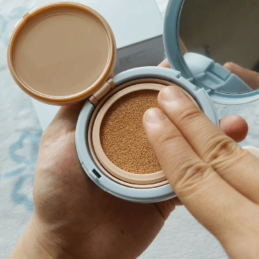 
내용물이 잔뜩 들어있어요. 
살짝 눌렀는데도 이렇게 잔뜩 묻어나왔어요. 


