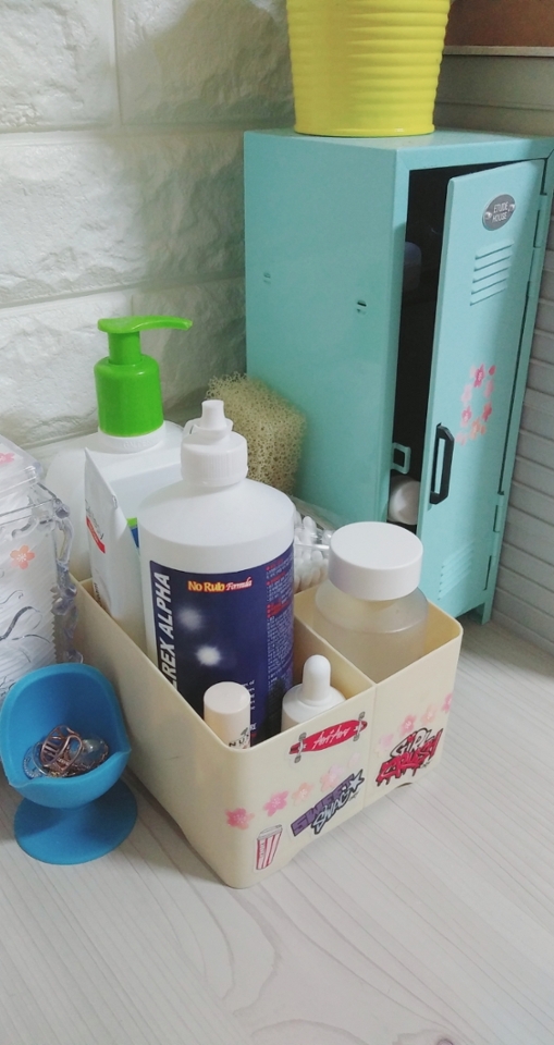 먼저 책상쪽 기초케이스예요, 솜통, 스킨케어, 렌즈, 연고등을 담아두었어요~