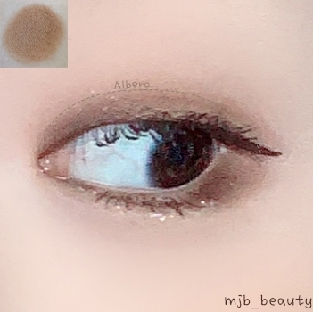 ②그리고 좀 더 깊은 눈을 위해, 베이스보다 한 단계 더 딮한 
쿨한 브라운 컬러를 눈 라인을 따라 베이스의 반정도의 두께로 발라줄게요. (・ิω・ิ)

+이 컬러는 아리따움 모노아이즈의 "얼쓰" 컬러와 비슷한 느낌이었어요٩(･ิᴗ･ิ๑)۶