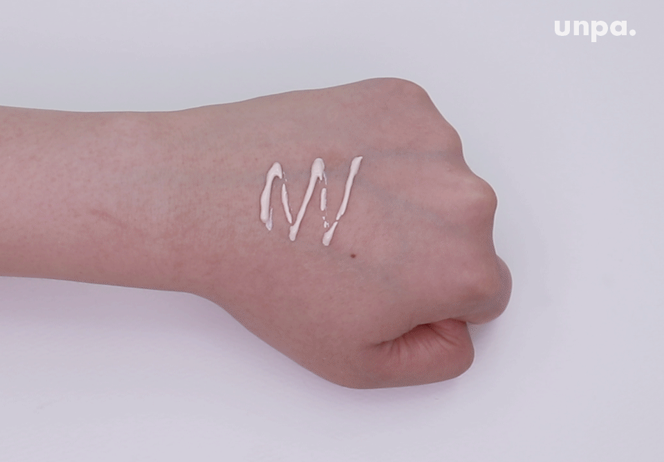 아늬? 무기자차가 이렇게 부드러울 수 있나요?? (대박)
무기자차 특유의 뭉치고 뻑뻑한 느낌 1도 없이 
매끄럽게 잘 펴발라지니 주름 끼임도 전혀 없어!
무기자차의 편견을 깨부서준 제품이야~
