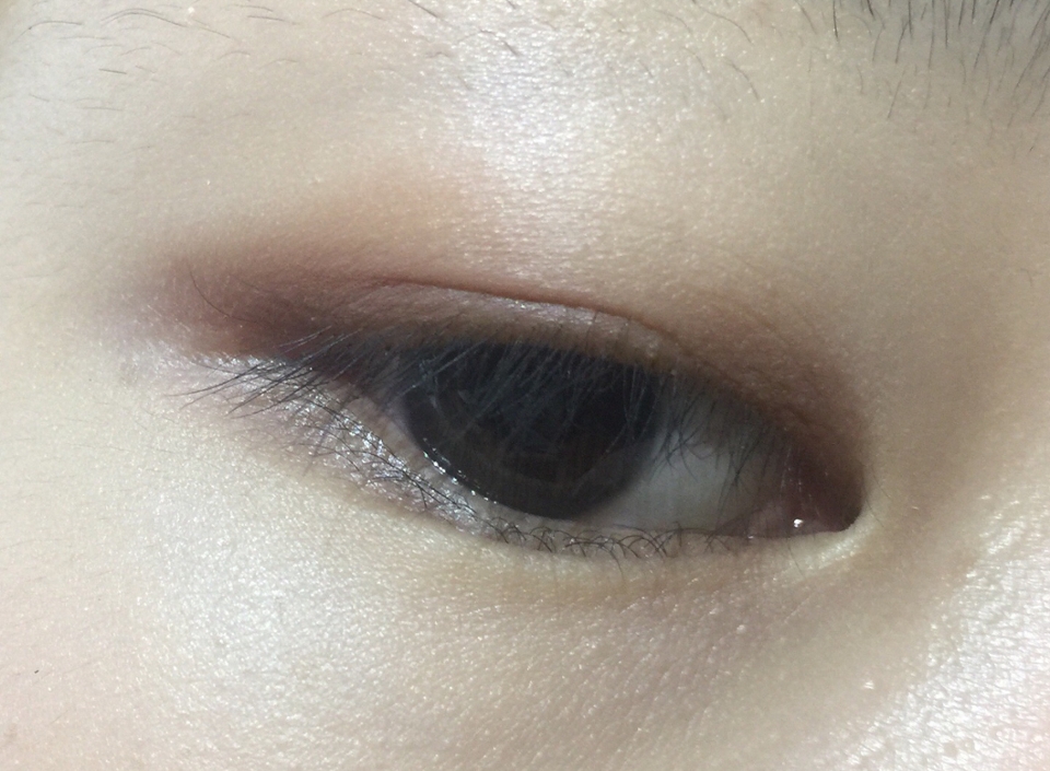 위에는 진하게 발색했구요 밑에는 연하게 발색했어요!!
붉은끼가 살짝 있는 초코색이에요!!!