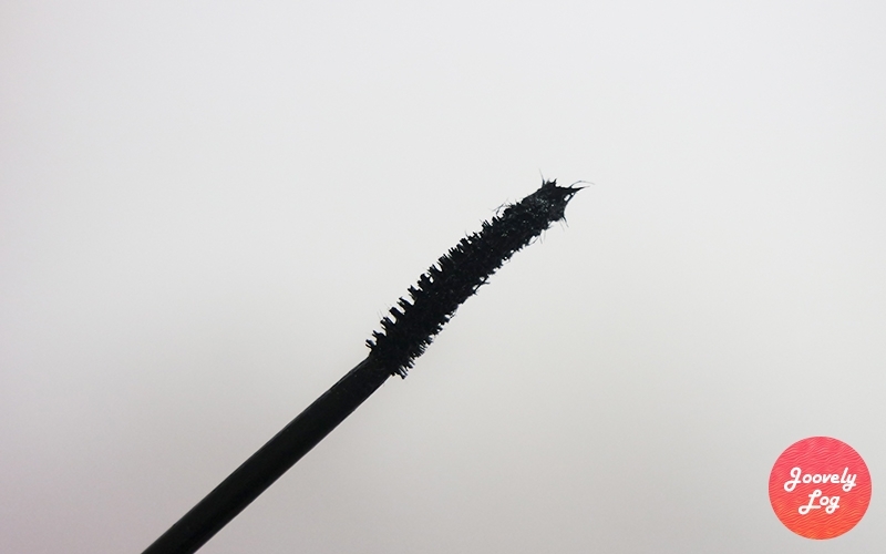 이렇게 섬유질이 붙이 있는 타입으로 제대로만 사용하면 속눈썹 연장한것 처럼 뭉침없이 자연스럽게 길어지는 효과를 볼수있어요!
롱래쉬 효과가 어마무시합니다!! 메이블린 통통한 마스카라부터 짧은 마스카라까지 다양하게 사용해봤는데 저는 이게 최고인것같아요!
