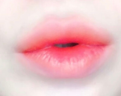 그리고 입술에 블러셔를 톡톡 얹어주면 
정말 정말 이뻐요!  

오렌지 빛 나는 틴트를 바르고 콕콕 바르면
진짜 정말 정말 이쁩니당!


