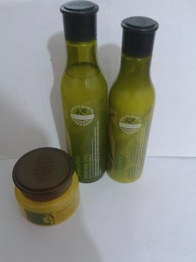 리얼 올리브 스킨, 로션 ,파워크림  모습입니다 병부터가 촉촉함이 느껴지고 이니스프리 특유의 심플함이 너무 이뻐요♡