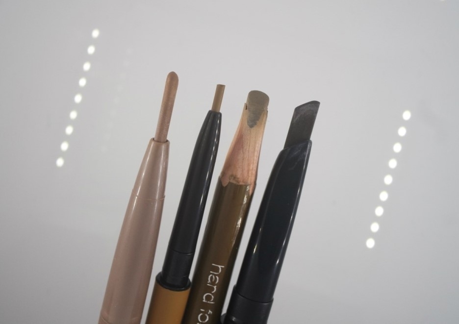 제가 가지고 있는 다른 아이브로우들과 비교를 해보도록 할게요!
러브스위치 핑크브라운 P&P 아이브로
홀리카홀리카 원더드로잉 스키니 아이브로우
슈에무라 하드포뮬라 월넛브라운
언프리티 랩스타 미니키트 내장 아이브로우 순서인데요!
확실히 두께차이가 나죠?