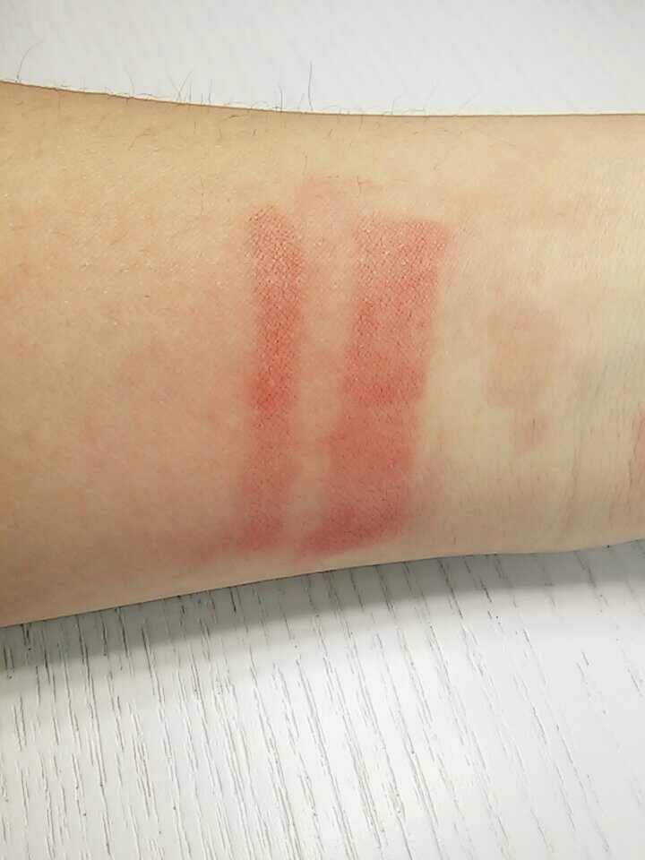 단점: 장점인듯 단점인듯한 매트한질감은 호불호가 갈릴듯해요..아무래도 매트하다보니 각질제거를하지않으면 각질이 좀 많이 오라오더라구요.. 각질제거는 필수!
