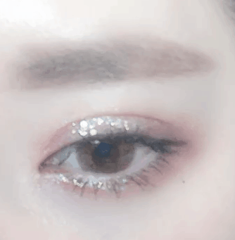 블랙루즈는 약간 다른 리퀴드보다 살짝
묽은 타입이라 픽싱되는게 조금은 더 걸려요ㅎㅎ

밀착력도 좋고 발색도 너무 이쁜데
gif 전환하면 색감은 전혀 안보여서 속상😭

그치만 펄감 장난 아니쥬?! 
펄 크기가 다양하고 
베이스 컬러가 옐로우~ 연한그린이라 그런지 
눈에 올리면 초롱초롱 하답니다!

남자를 꼬실땐 달콤한 달고나를 바르고
눈을 깜빡 깜빡 거려보시길🤩🙏🏻

