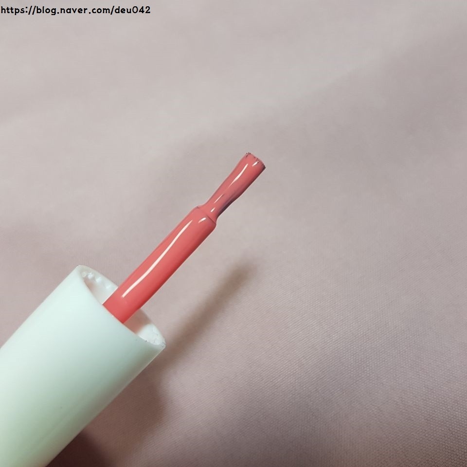 매니큐어처럼 생겼고 실제로 안에 어플리케이터도 매니큐어와 동일한 붓이 들어있었어요!
한 번 꺼냈을 때 많은 양이 묻어나서 덜어주고 사용하는게 좋을 것 같긴 하지만 워낙 발색이 약하고 퍼프로 두드리면 퍼프가 다 먹어버려서 많은 양을 볼 위에 올려도 불타는 고구마가 되지 않았어요!
블러셔 이름과 색상이 매치가 잘 되기 때문에 이름을 보면 색상을 대충 알 수 있답니당!