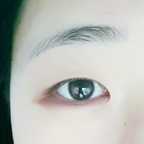 눈앞머리와 애굣살에 쉬머한 펄을 올려줍니다

#이니스프리 미네랄 싱글섀도우 베이지튜튜