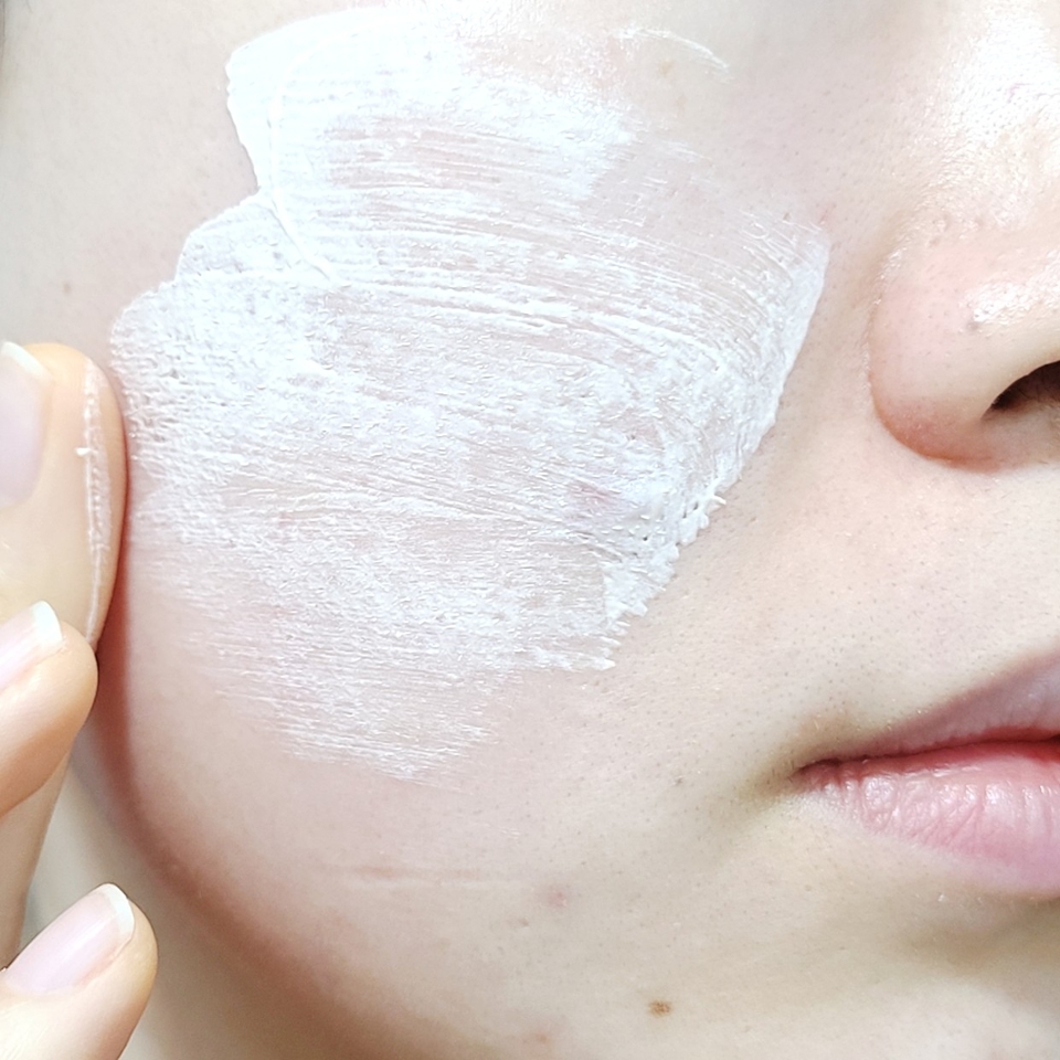 워낙에 얇게 올라가는 제형이기도 하고, 소량만으로도 톤업 효과가 좋은 편이라 콩알만큼으로도 얼굴 전체 커버에 충분해요

​

소량만 얇게 발라도 되다 보니, 피부 표현도 더 맑고 투명한 편!

​

비타 브라이트닝 톤업크림을 선크림 대신 단독으로 사용해도 예쁘고, 핑크톤 메이크업 베이스처럼 파데 전에 사용하면 답답함 없이 피부 표현 완성도를 높일 수 있어요

