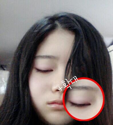 발색샷입니다
아무리 발라도 티가 안나는 제품이네여..ㅜㅠ
제스타일은 아닌듯 저는 화장전에 눈두덩이 기름 없애는 용으로 쓰고있어요...

찍어도 색이 잘안나와서 얼굴을 올린우울한소식ㅠ
지금 완전 거지차림으로 빈둥빈둥하고있는데 창피
여튼 백수 모찌였어요♥