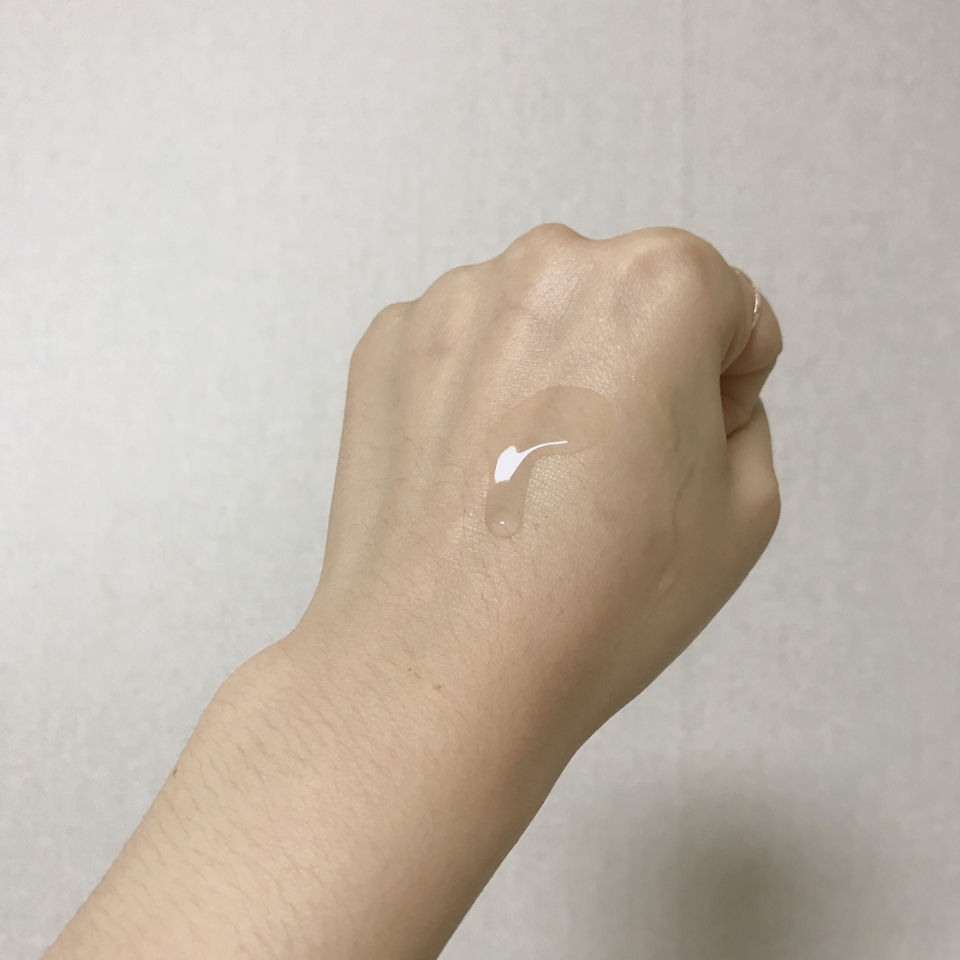 손등에 한번 발라보았어요.

일단 무겁지 않고 약간 묽고 짙은 점성의 그 사이에서 조금 묽은 정도입니다. (무슨말인지 ,,)