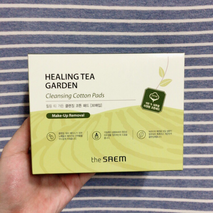 이랗게 박스로 포장이 되어있고 안에는 30개의 클렌징 코튼패드가 들어있습니다! 양이 많죠 