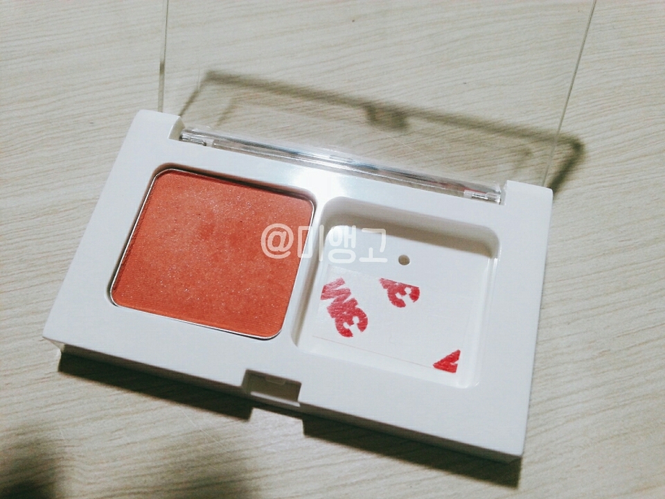 원래 섀도우 용기에서 분리한 섀도우를 꾹꾹 붙여줍니다